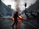 Demonstranti ve lutých vestách se navzdory zákazu seli na hlavní paíské...