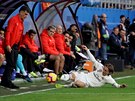 Luka Modri (Real Madrid) se snaí udret mí na hrací ploe v zápase proti...