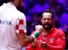 Chorvatský kapitán Zeljko Krajan povzbuzuje Marina ilie bhem finále Davis...