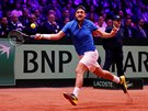 Lucas Pouille z Francie zahrává balon bhem finále Davis cupu proti Chorvatsku.