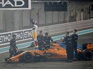 Fernando Alonso z McLarenu se louí s diváky po Velké cen Abú Zabí.