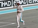 Lewis Hamilton z Mercedesu oslavuje vítězství ve Velké ceně Abú Zabí.