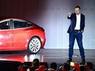 Elon Musk bhem prvního pedstavení elektromobilu Tesla Model 3 v americkém...