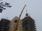 Jeáb zvedá bán na ve poutního kostela v Neratov