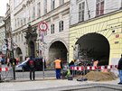 Pechod z Karlovy ulice na Karlv most je kvli instalaci nového semaforu...