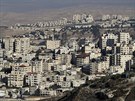 Palestinská vesnice Al-Zaayem (v popedí) a idovská osada Maale Adumim na...