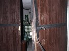 Zlodji se do chat na Blatensku dostvali vylomenm dve a rozbitm oken.
