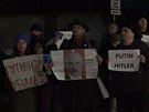Ped ruskou ambasádou v esku protestovaly desítky lidí