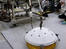 Dva metry a čtyřicet centimetrů dlouhý dlouhý manipulátor sondy InSight drží...
