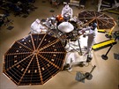 Sonda InSight v konfiguraci, jak bude pracovat na povrchu Marsu. Vimnte si...