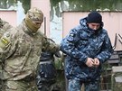 Písluník ruské FSB pivádí zadreného ukrajinského námoníka k soudu v...