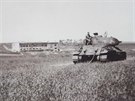 Znien sovtsk tank T 34 po ostrch bojch mezi obcemi Dobromilice a Hradany...