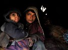 Afghánská ena se svým díttem v uprchlickém táboe 