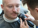 V novomstsk nemocnici si v rmci akce Movember nechalo knry oholit na sedm...
