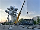 Prbh stavby komplexu Cyborg: vlevo plastika kráejícího Trifota s...