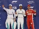 Uprosted stojí Lewis Hamilton, který ovládl kvalifikaci Formule 1, vedle nj...