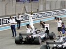 Lewis Hamilton si uívá první místo v kvalifikaci formule 1 v Abú Zabí.