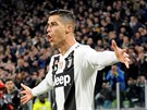 Cristiano Ronaldo v dresu Juventusu slaví gól.