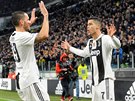 Cristiano Ronaldo slaví gól se spoluhráem Leonardem Bonuccim  z Juventusu
