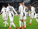 Cristiano Ronaldo slaví gól se svými spoluhrái z Juventusu.