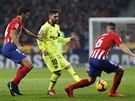Lionel Messi z Barcelony operuje s míem kolem protihrá z Atletica Madrid.