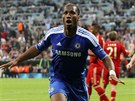 Didier Drogba v dresu Chelsea slaví gól ve finále Ligy mistr 2012 s Bayernem...