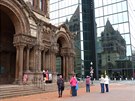 Pvabné kostely Bostonou ped mrakodrapy ze skla a oceli. A za nimi tvrti s...
