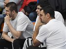 Dínský trenér Pavel Budínský a jeho svenci sledují zápas s ústím.