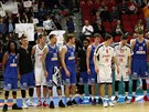 Basketbalisté Nymburka (v bílém) a USK Praha se fotí ped rekordn mladou...