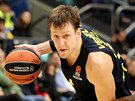 Jan Veselý (vlevo) z Fenerbahce obchází Tarika Blacka z Maccabi Tel Aviv.