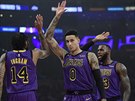 Brandon Ingram, Kyle Kuzma a LeBron James (zleva) oslavují úspch LA Lakers,