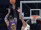 LeBron James (23) z LA Lakers stílí na ko Utahu pes Aleca Burkse.