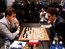 Magnus Carlsen (vlevo) a Fabiano Caruana bojují o titul achového mistra svta.