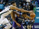 Kemba Walker (vpravo) z Charlotte a Janis Adetokunbo z Milwaukee bojují o mí.