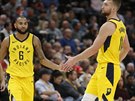 Cory Joseph (6) a Domantas Sabonis oslavují trefu Indiany.