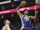 Damian Jones (vpravo) z Golden State smeuje do koe Orlanda, sleduje ho Nikola...