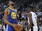 Kevin Durant (vlevo) z Golden State a Mo Bamba z Orlanda