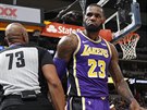LeBron James z LA Lakers reaguje na svj ko, v Denveru takových ancí moc...