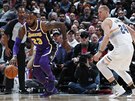 LeBron James (vlevo) z LA Lakers uniká Masonu Plumleemu z Denveru.