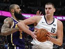 Nikola Joki (vpravo) z Denveru útoí kolem Tysona Chandlera z LA Lakers.