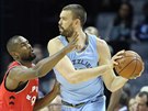 PANLSKÝ SOUBOJ. Marc Gasol (vpravo) z Memphisu pod tlakem Sergeho Ibaky z...