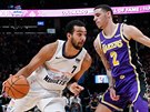 Trey Lyles (vlevo) z Denveru atakuje ko LA Lakers kolem Lonza Balla.