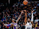 LeBron James (vlevo) z LA Lakers se pokouí ztíit stelu Maliku Beasleymu z...