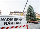 Instalace vánoního stromu na Masarykov námstí v Hradci Králové (27.11.2018).