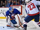 Dmitrij Jakin z NY Islanders zkouí vyzrát na Thomase Greisse v brance...