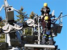 Pracovn�ci opravuj� kabinkovou lanovku na Sn�ku po sezon�.