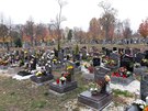Nov� hroby na star�ch m�stech na h�bitov� v Teplic�ch