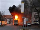 Plameny zcela zniily dodvku u obchodnho centra v Plzni. Podle hasi je na...