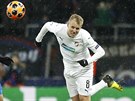 Plzeský obránce David Limberský hlavikuje v zápase s CSKA Moskva.