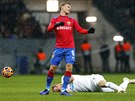 Fjodor alov z CSKA Moskva krátce poté, co v souboji trefil plzeského kapitána...